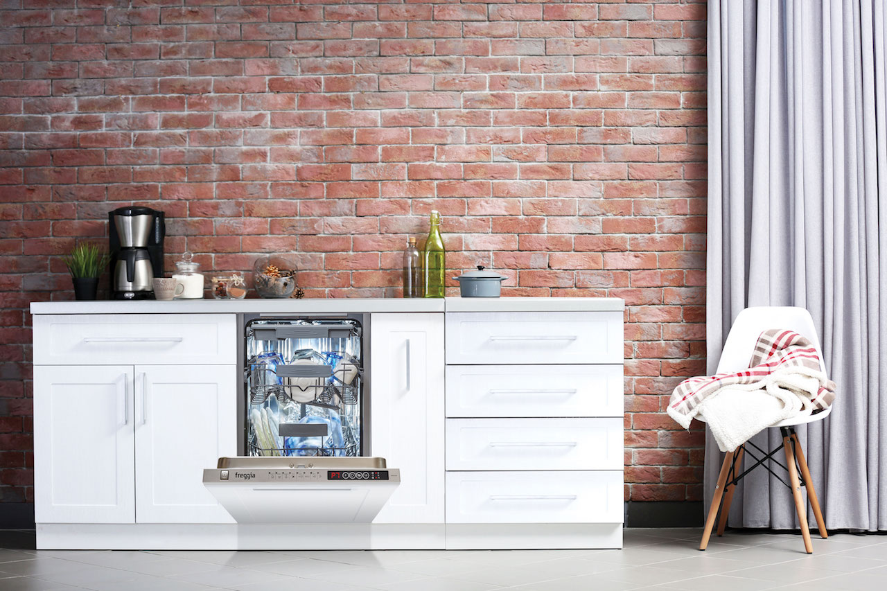 5 powodów, dla których warto mieć w domu zmywarkę